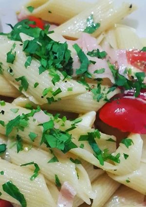Una foto de Ensalada de pasta, jamón, queso y tomate