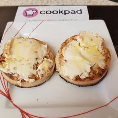 A picture of My Crumpet Breakfast. 😍.