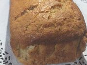 Una foto di banana bread con gocce di cioccolato