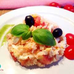 Una foto de Ensalada de arroz con atún, tomate y huevo cocido