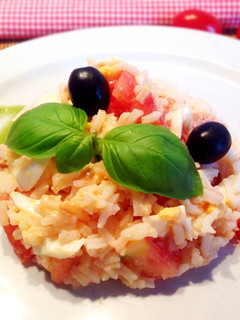 Una foto de Ensalada de arroz con atún, tomate y huevo cocido