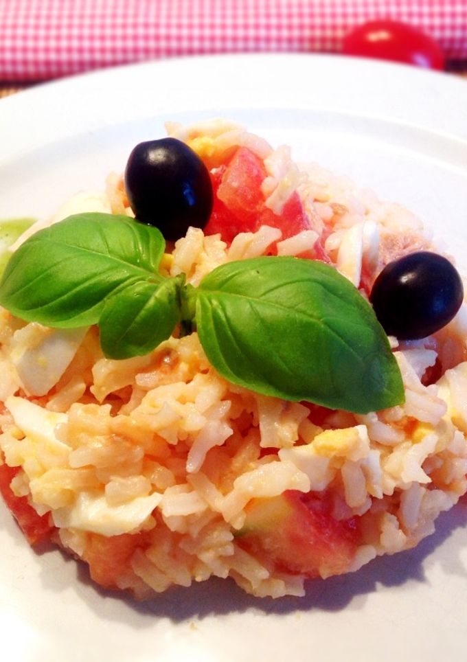 Una foto de Ensalada de arroz con atún, tomate y huevo cocido