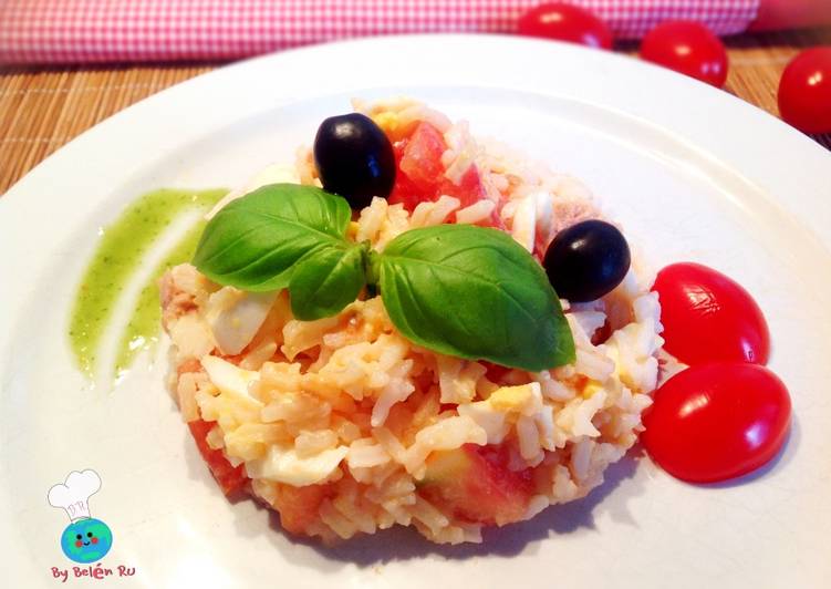 Ensalada de arroz con atún, tomate y huevo cocido