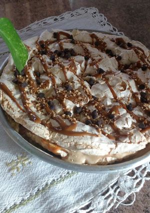 Una foto de Povlova de dulce de leche y crema chantilly.☺