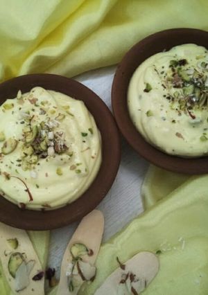 A picture of Kesar pista Shrikhand.