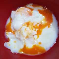 A picture of Telur ayam kampung setengah matang.