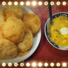 A picture of Kachori with tarkari.