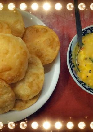 A picture of Kachori with tarkari.