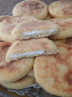 Una foto de Delicioso desayuno 😋 mini hrichat rellenas con queso y orégano