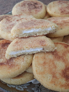 Una foto de Delicioso desayuno 😋 mini hrichat rellenas con queso y orégano