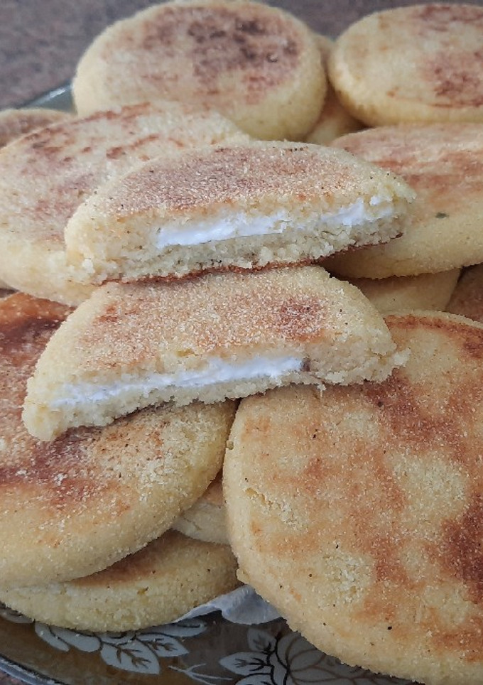 Una foto de Delicioso desayuno 😋 mini hrichat rellenas con queso y orégano