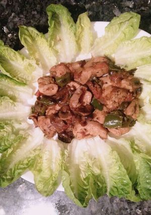 Foto principal de Cogollos y pollo con verdura a la cerveza