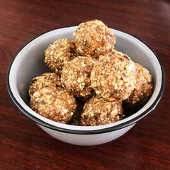 A picture of Date Puffed Rice Balls.