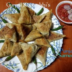A picture of Punjabi samosa.
