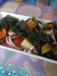 Una foto de Ensalada de wakame (algas)