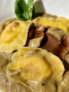 Una foto de Raviolis frescos de setas y queso con salsa de berenjena y albahaca fit