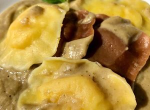 Foto principal de Raviolis frescos de setas y queso con salsa de berenjena y albahaca fit