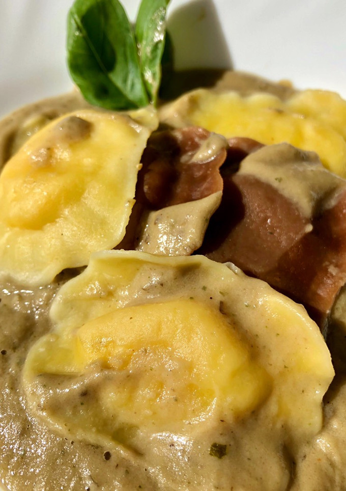 Una foto de Raviolis frescos de setas y queso con salsa de berenjena y albahaca fit