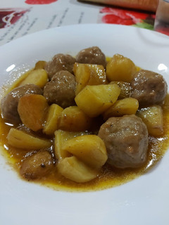 Una foto de Albóndigas al Pedro Ximénez con papas