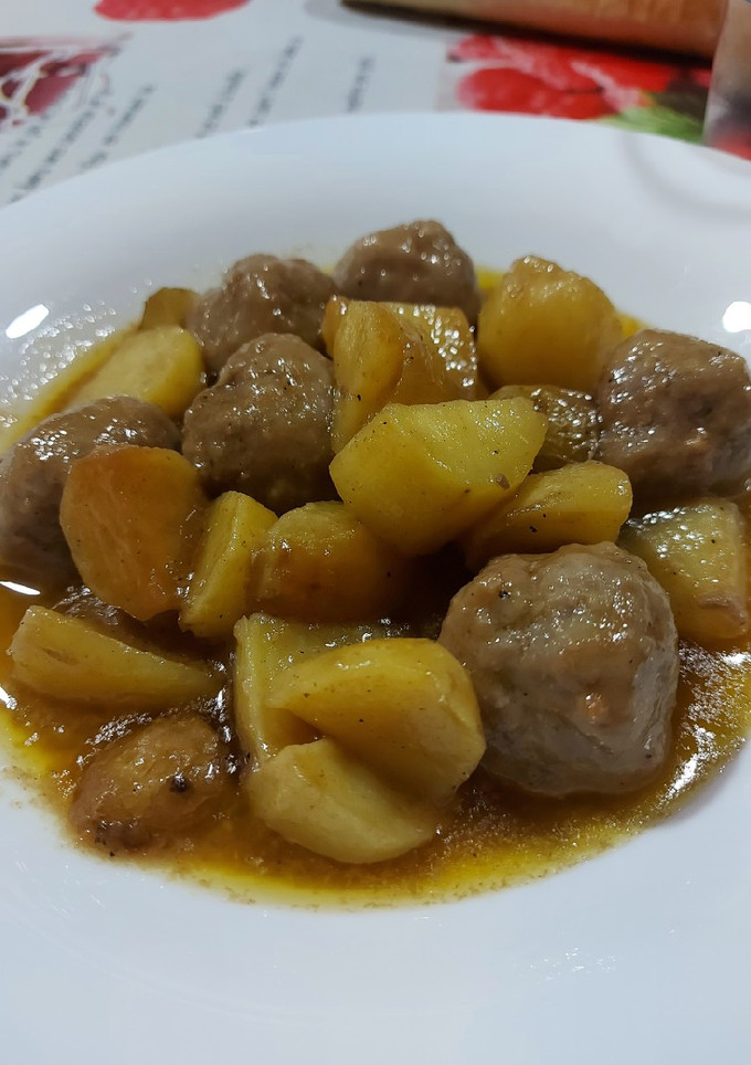 Una foto de Albóndigas al Pedro Ximénez con papas