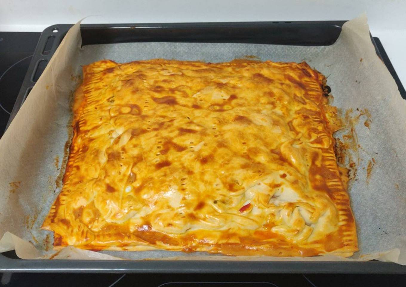 Empanada de verduras con pollo y queso