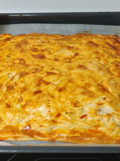 Una foto de Empanada de verduras con pollo y queso