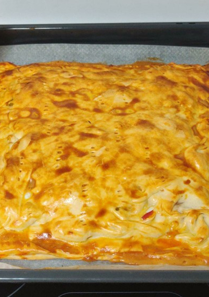Una foto de Empanada de verduras con pollo y queso