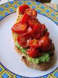 Tostón de aguacate y tomate confitado