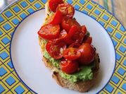 Una foto de tostadas de aguacate tomate cherry