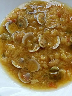 Una foto de Sopa de tomate con almejas