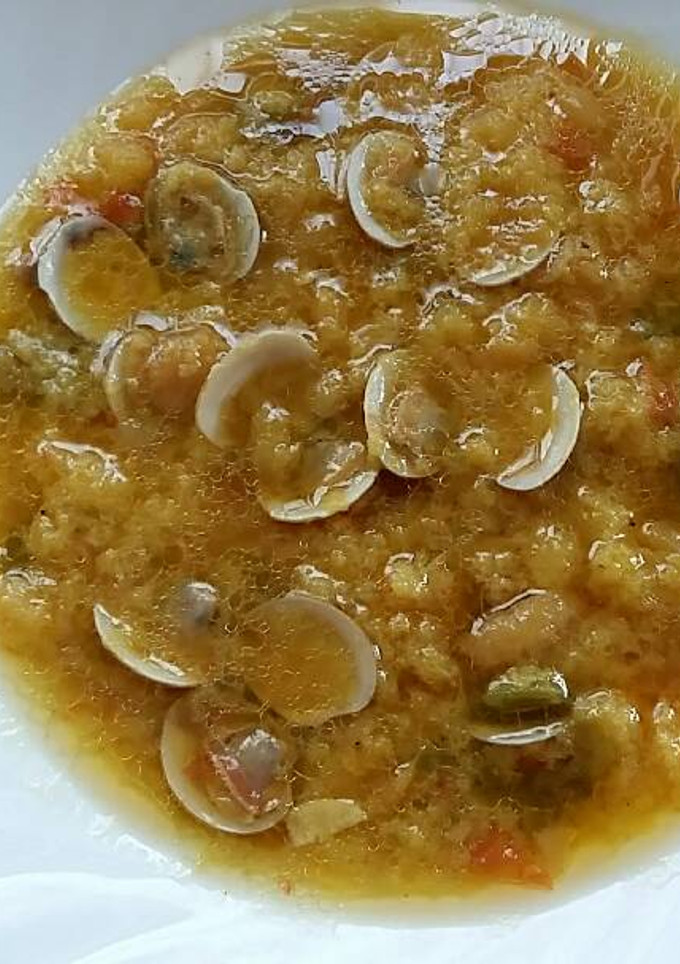 Una foto de Sopa de tomate con almejas