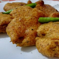 A picture of Brinjal Fritters or Beguni.