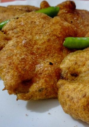 A picture of Brinjal Fritters or Beguni.