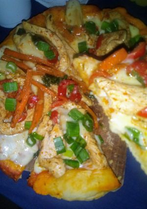 Una foto de Pizza con salteado de pollo y vegetales 👌👏🤗