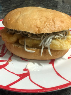 Una foto de Hamburguesa de pescado con gulas