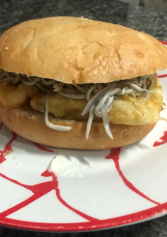 Una foto de Hamburguesa de pescado con gulas