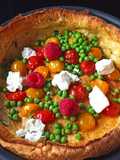 Dutch baby pancake petits pois, tomates cerises et feta