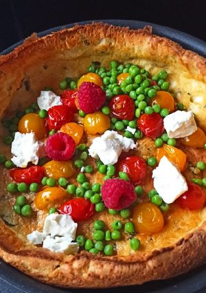 Une photo de Dutch baby pancake petits pois, tomates cerises et feta