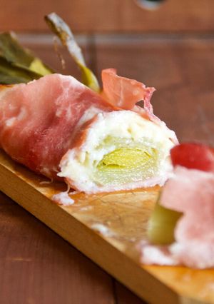 Une photo de Poireaux béchamel entourés de jambon