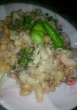 A picture of Garlic macroni chaat.