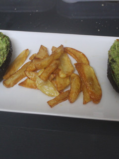 Foto principal de Aguacates rellenos de surimi con patatas fritas