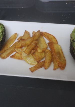 Foto principal de Aguacates rellenos de surimi con patatas fritas