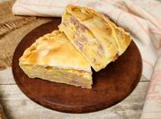 Una foto de tarta de panceta y queso