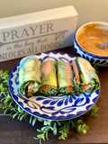 Rollos primavera con salsa Thai