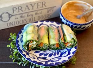 Una foto de Rollos primavera con salsa Thai