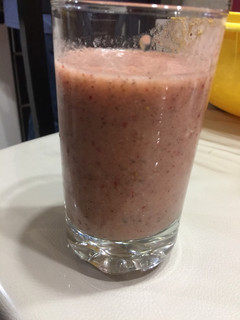 Una foto de Licuado de banana frutilla kiwi y semillas de chía