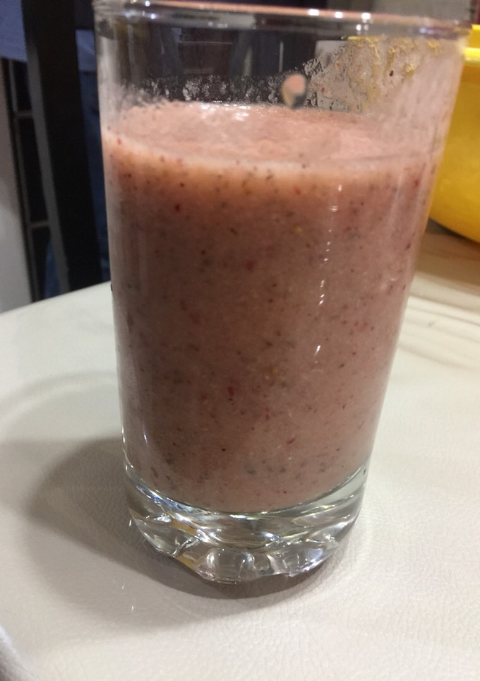 Una foto de Licuado de banana frutilla kiwi y semillas de chía