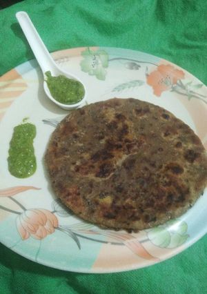 A picture of Left over masoor di dal da paranthe nal dhaniye di chatni.