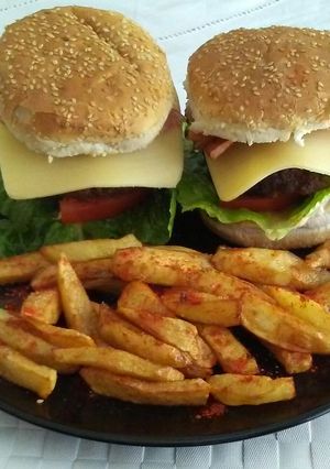 Φωτογραφία της συνταγής Cheeseburger με τηγανιτές πατάτες