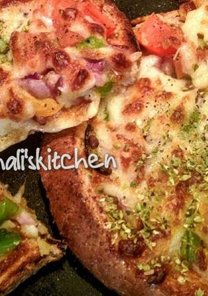 A picture of Hommade bread pizza.